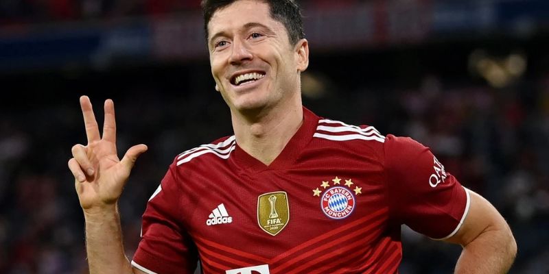 Robert Lewandowski cũng lọt top 10 cầu thủ bóng đá hay nhất 2023